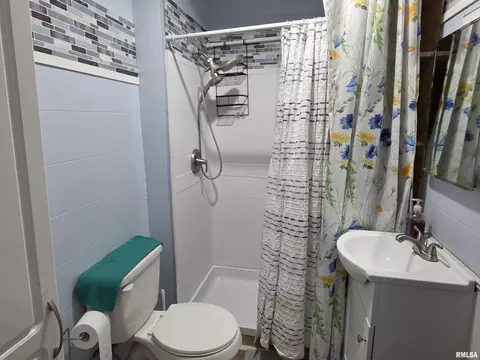 Bath - 308 S Bonham St, Macomb, IL 61455 photo 1 of 4