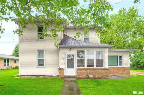 106 W Lincoln St, Roanoke, IL 61561