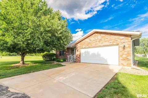 2726 Greenway Dr, Pekin, IL 61554