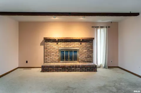 Living - 515 E Clark Trl, Herrin, IL 62948 photo 2 of 7