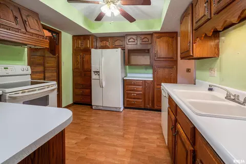 Kitchen - 515 E Clark Trl, Herrin, IL 62948 photo 4 of 4