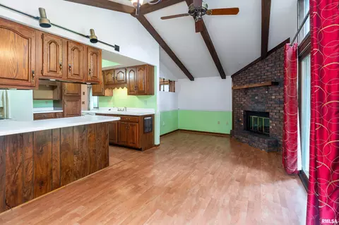 Living - 515 E Clark Trl, Herrin, IL 62948 photo 7 of 7