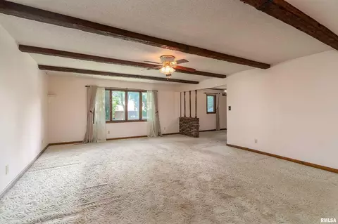 Living - 515 E Clark Trl, Herrin, IL 62948 photo 3 of 7