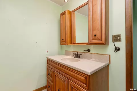 Bath - 515 E Clark Trl, Herrin, IL 62948 photo 2 of 3