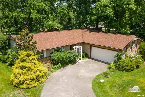 515 E Clark Trl, Herrin, IL 62948