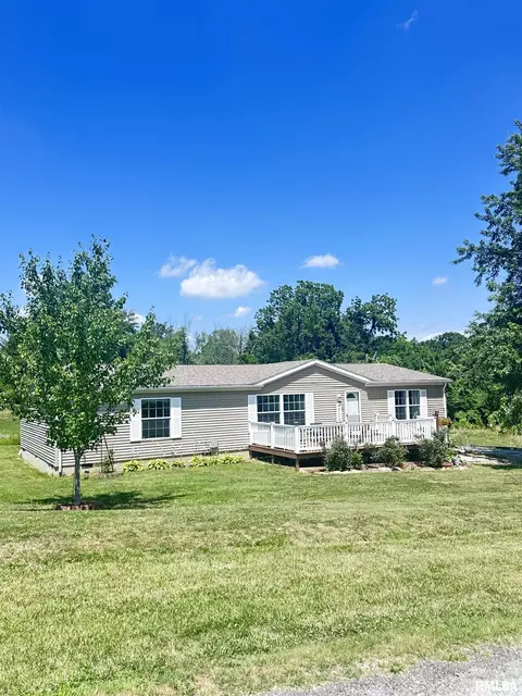 559 Twin Oaks Dr, Cobden, IL 62920