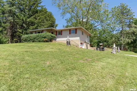 1102 N Parkway Dr, Pekin, IL 61554