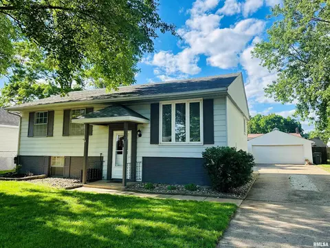 1352 Georgeanne Dr, Pekin, IL 61554