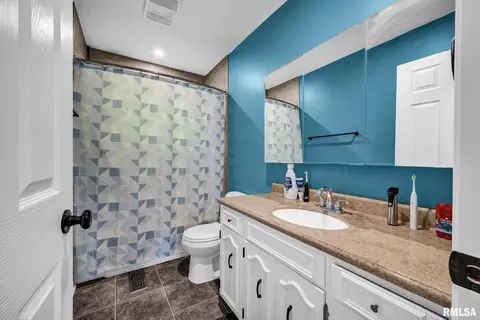 Bath - 1832 N Stever Ave, Peoria, IL 61604 photo 1 of 1