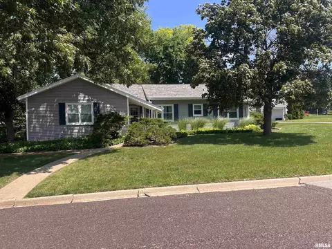 2721 Parkwood Dr, Peoria, IL 61614