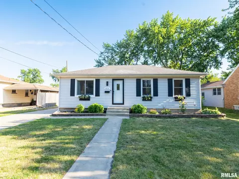 904 Monroe St, Pekin, IL 61554