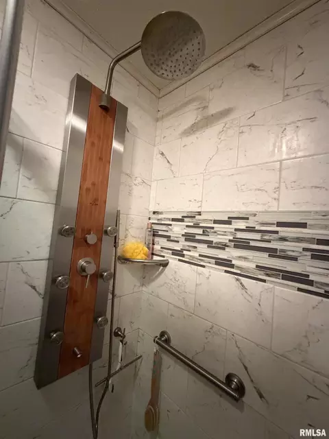 Bath - 600 W Grant St, Macomb, IL 61455 photo 3 of 8