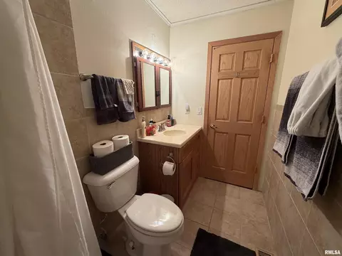 Bath - 600 W Grant St, Macomb, IL 61455 photo 8 of 8