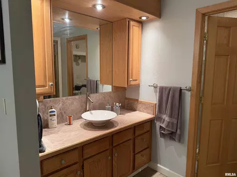 Bath - 600 W Grant St, Macomb, IL 61455 photo 1 of 8