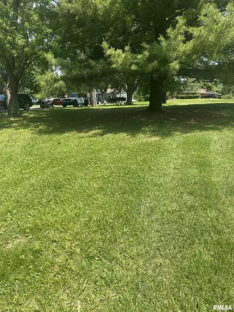 205 Burning Tree Dr, Pekin, IL 61554