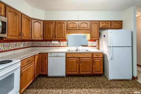 Kitchen - 3206 Cherokee Dr, Marion, IL 62959 photo 3 of 4