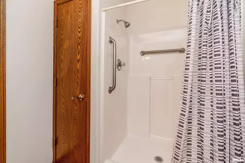 Bath - 3206 Cherokee Dr, Marion, IL 62959 photo 4 of 4