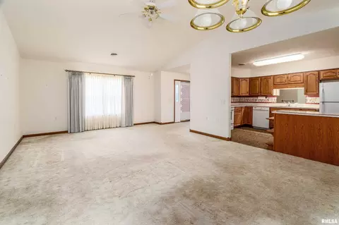 Living - 3206 Cherokee Dr, Marion, IL 62959 photo 2 of 3