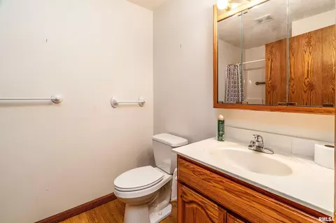 Bath - 3206 Cherokee Dr, Marion, IL 62959 photo 3 of 4
