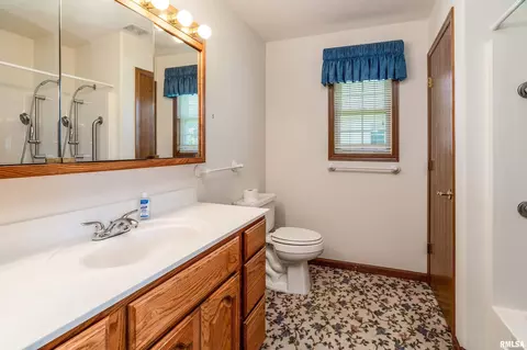 Bath - 3206 Cherokee Dr, Marion, IL 62959 photo 1 of 4