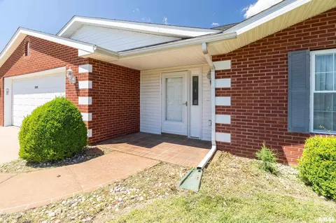 Exterior - 3206 Cherokee Dr, Marion, IL 62959 photo 3 of 5