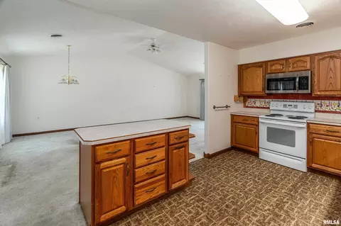 Kitchen - 3206 Cherokee Dr, Marion, IL 62959 photo 4 of 4