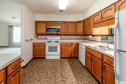 Kitchen - 3206 Cherokee Dr, Marion, IL 62959 photo 2 of 4
