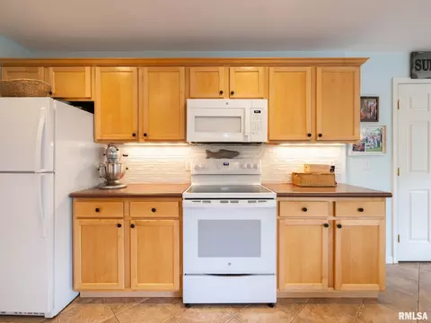 Kitchen - 4104 S Lake Camelot Dr, Mapleton, IL 61547 photo 5 of 7