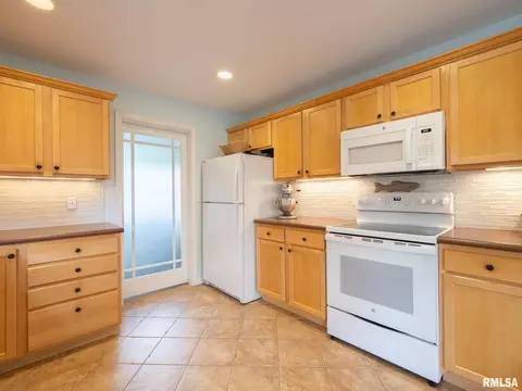 Kitchen - 4104 S Lake Camelot Dr, Mapleton, IL 61547 photo 4 of 7