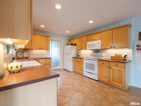 Kitchen - 4104 S Lake Camelot Dr, Mapleton, IL 61547 photo 1 of 7