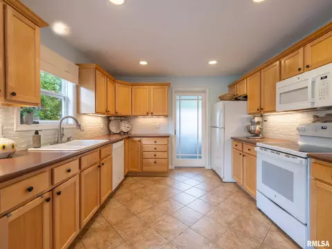 Kitchen - 4104 S Lake Camelot Dr, Mapleton, IL 61547 photo 2 of 7