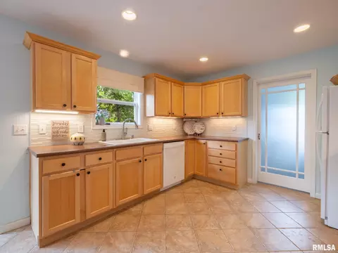 Kitchen - 4104 S Lake Camelot Dr, Mapleton, IL 61547 photo 3 of 7