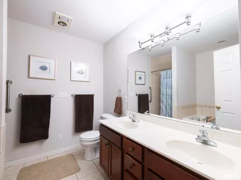 Bath - 4104 S Lake Camelot Dr, Mapleton, IL 61547 photo 2 of 5