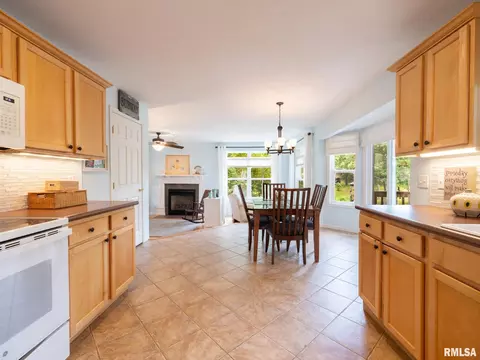 Kitchen - 4104 S Lake Camelot Dr, Mapleton, IL 61547 photo 6 of 7