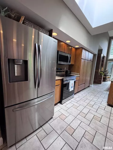 Kitchen - 14 Elmo Dr, Macomb, IL 61455 photo 6 of 10
