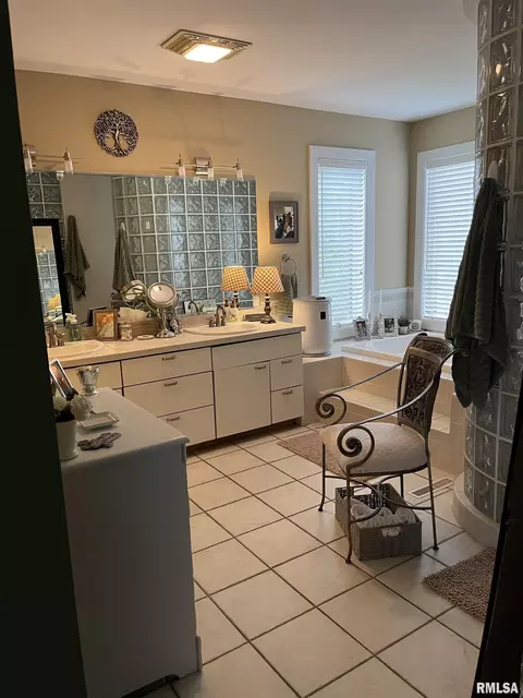 Bath - 14 Elmo Dr, Macomb, IL 61455 photo 2 of 4