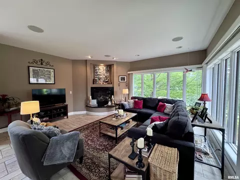 Living - 14 Elmo Dr, Macomb, IL 61455 photo 5 of 5