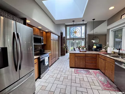 Kitchen - 14 Elmo Dr, Macomb, IL 61455 photo 5 of 10