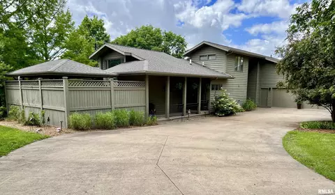 14 Elmo Dr, Macomb, IL 61455