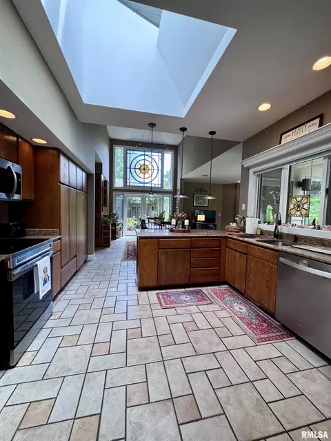 Kitchen - 14 Elmo Dr, Macomb, IL 61455 photo 7 of 10