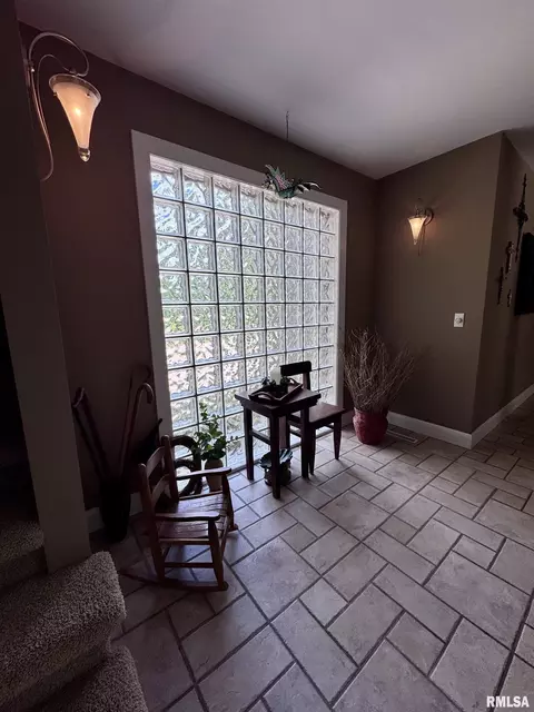 Entry Way - 14 Elmo Dr, Macomb, IL 61455 photo 3 of 4