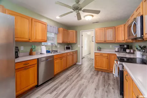 Kitchen - 307 Evergreen Trl, Herrin, IL 62948 photo 1 of 4