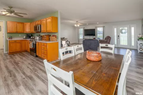 Dining - 307 Evergreen Trl, Herrin, IL 62948 photo 2 of 2