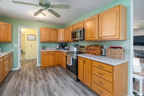 Kitchen - 307 Evergreen Trl, Herrin, IL 62948 photo 2 of 4