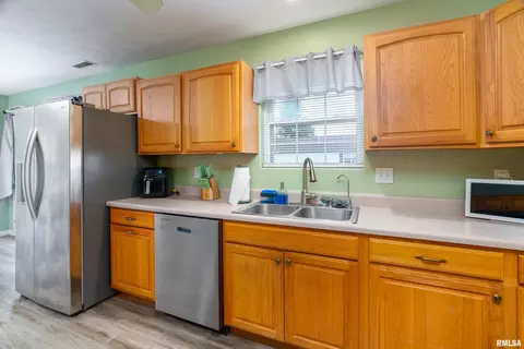Kitchen - 307 Evergreen Trl, Herrin, IL 62948 photo 3 of 4