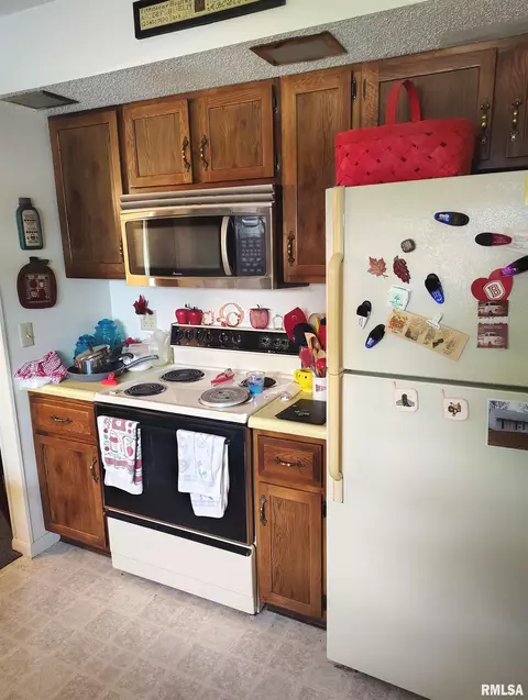 Kitchen - 414 Summers Dr, Macomb, IL 61455 photo 2 of 2