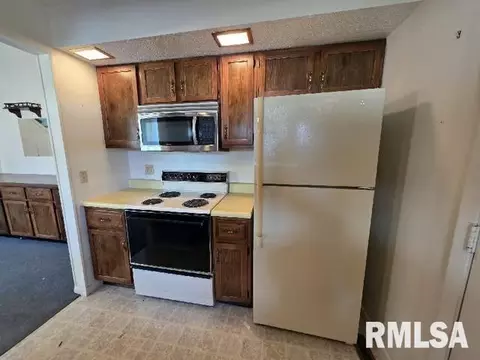 Kitchen - 414 Summers Dr, Macomb, IL 61455 photo 3 of 4