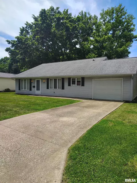 414 Summers Dr, Macomb, IL 61455