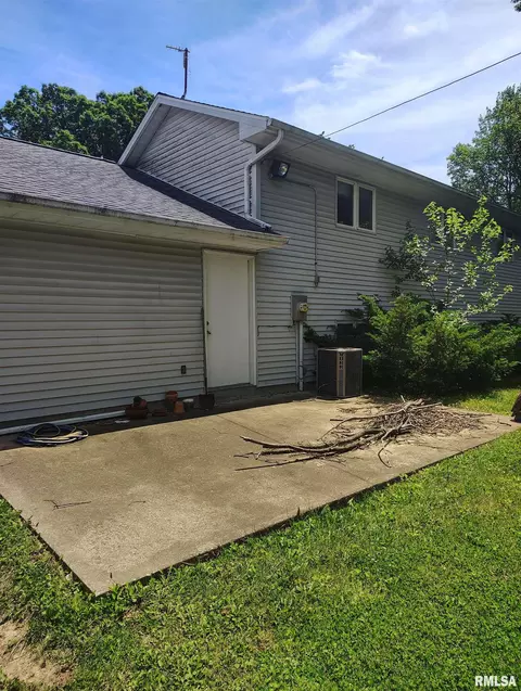 Exterior - 414 Summers Dr, Macomb, IL 61455 photo 1 of 3