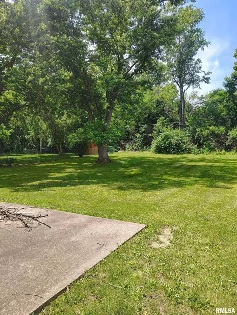 Exterior - 414 Summers Dr, Macomb, IL 61455 photo 2 of 3